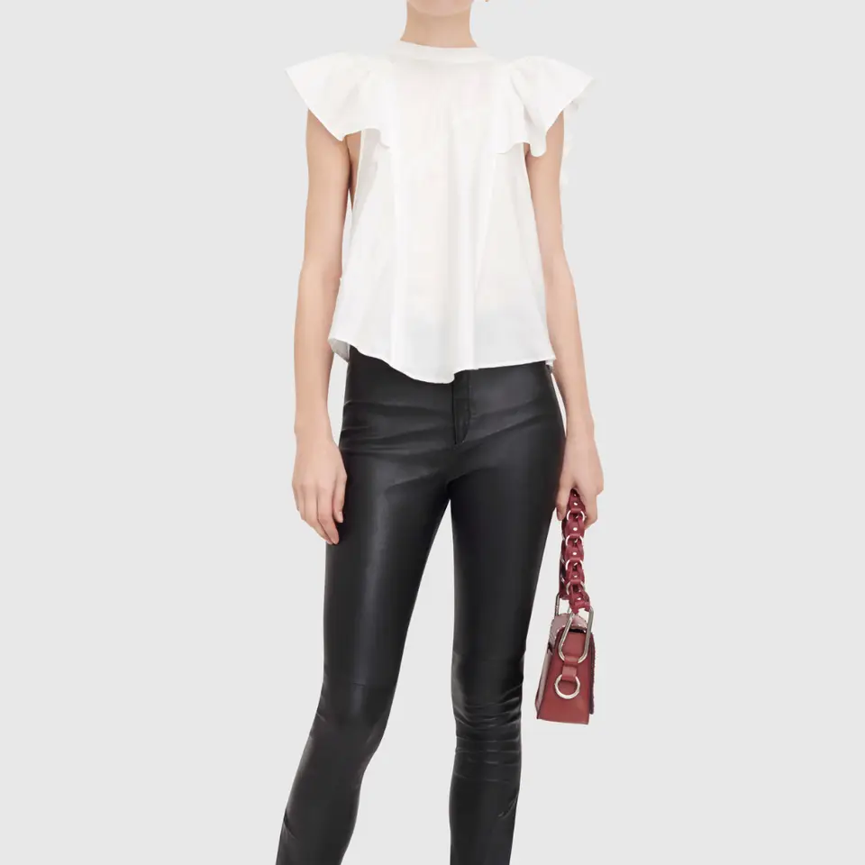 Jednofarebná blúzka: Ako s ňou vytvoriť originálny outfit?